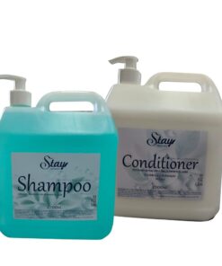 Kit Stay Shampoo e Condicionador de 2500ml, ideal para uso em lavatórios e salões.